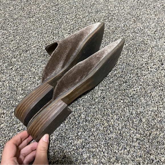 Gorgeous Velvet Mule Clogs Gold Light Brown Women’s 8.5 Shoes Slip On Velour Tan - Picture 8 of 9